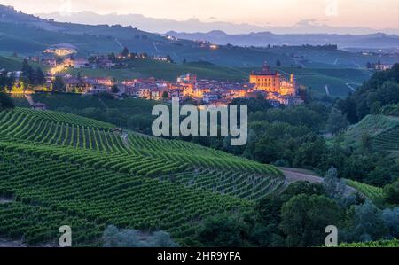 Barolo Dorf beleuchtet am Abend. Langhe Region Piemont, Cuneo, Norditalien. Stockfoto