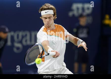 Dubai, Vereinigte Arabische Emirate. 25.. Februar 2022. Dubai, VAE, 25..Feb, 2022. Der russische Tennisspieler Andrey Rublev in Aktion beim Dubai Duty Free Tennis Championships Turnier im Dubai Duty Free Tennis Stadium am Freitag, 25. Februar 2022., Credit: Jürgen Hasenkopf/Alamy Live News Stockfoto