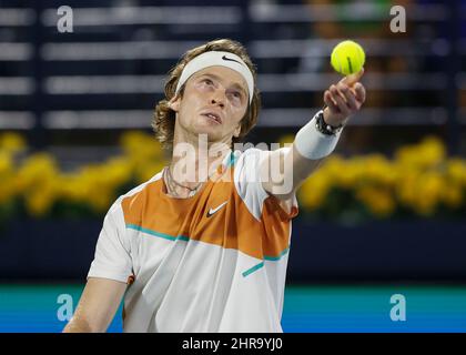 Dubai, Vereinigte Arabische Emirate. 25.. Februar 2022. Dubai, VAE, 25..Feb, 2022. Der russische Tennisspieler Andrey Rublev in Aktion beim Dubai Duty Free Tennis Championships Turnier im Dubai Duty Free Tennis Stadium am Freitag, 25. Februar 2022., Credit: Jürgen Hasenkopf/Alamy Live News Stockfoto