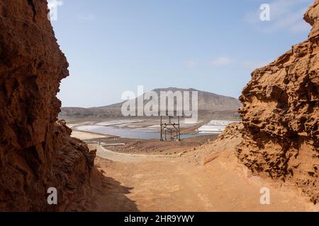 Pfad zu Salzverdampfungsteichen im Krater, Pedra de Lume, Sal (IIha do Sal), República de Cabo (Kap Verde) Stockfoto