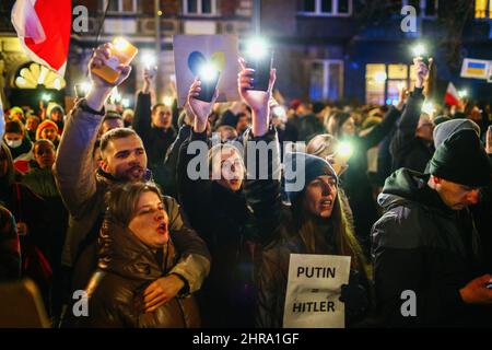 Die Demonstranten sahen während der Demonstration ein Flashen mit ihren Smartphones. Nach dem Beginn der russischen Invasion in der Ukraine protestierten Mitglieder der ukrainischen Gemeinschaft sowie unterstützende Polen und Belarussen in der Nähe der diplomatischen Vertretungen der Russischen Föderation, um ihre Opposition gegen die russische militärische Aggression zum Ausdruck zu bringen. In Krakau, wo die ukrainische Einwanderung besonders zahlreich ist, versammelten sich mehrere tausend Menschen vor dem russischen Konsulat. Stockfoto