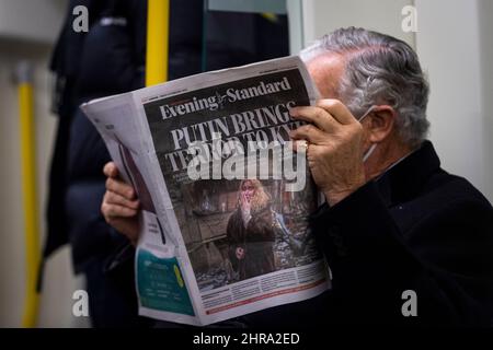 London, Großbritannien. 25.. Februar 2022. Ein Mann liest auf der Tube den Evening Standard, der eine Schlagzeile über die russische Invasion in der Ukraine und den Eintritt in die Hauptstadt Kiew trägt. Kredit: Stephen Chung/Alamy Live Nachrichten Stockfoto