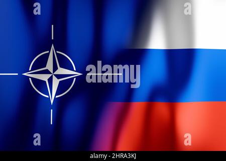 NATO und Russland Flaggen. 3D-Design mit wehenden Fahnen. Russland