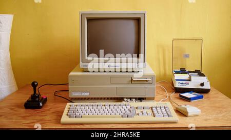 Vintage Commodore Amiga 2000 PC mit Monitor 1084S, Competition Pro Joystick und Maus. Stockfoto