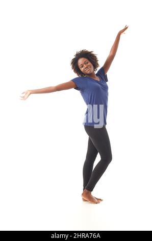 Positive Ausdrücke. Eine junge Frau vor weißem Hintergrund. Stockfoto