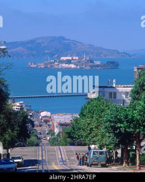 HYDE STREET CON LA BAHIA AL FONDO - RAILES DEL TRANVIA - ISLA DE ALCATRAZ. Lage: AUSSEN. SAN FRANCISCO-KALIFORNIEN. Stockfoto