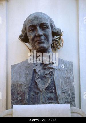 MONUMENTO A LOS SAINETEROS Y CHISPEROS MADRILEÑOS- 1913 - DET BUSTO DE RAMON DE LA CRUZ. AUTOR: COULLAUT VALERA LORENZO. Lage: AUSSEN. MADRID. SPANIEN. Stockfoto