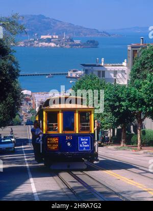 TRANVIA BAJANDO POR HYDE STREET CON LA BAHIA AL FONDO - ISLA DE ALCATRAZ. Lage: AUSSEN. SAN FRANCISCO-KALIFORNIEN. Stockfoto