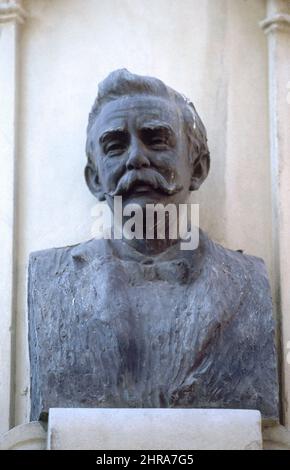 MONUMENTO A LOS SAINETEROS Y CHISPEROS MADRILEÑOS- 1913 - DET BUSTO DE FEDERICO CHUECA. AUTOR: COULLAUT VALERA LORENZO. Lage: AUSSEN. MADRID. SPANIEN. Stockfoto