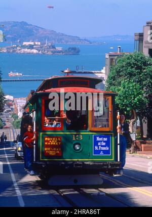 TRANVIA BAJANDO POR HYDE STREET CON LA BAHIA AL FONDO - ISLA DE ALCATRAZ. Lage: AUSSEN. SAN FRANCISCO-KALIFORNIEN. Stockfoto