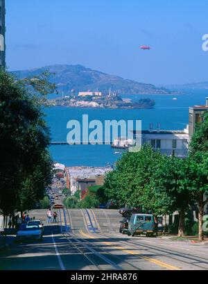 HYDE STREET CON LA BAHIA AL FONDO - RAILES DEL TRANVIA - ISLA DE ALCATRAZ. Lage: AUSSEN. SAN FRANCISCO-KALIFORNIEN. Stockfoto