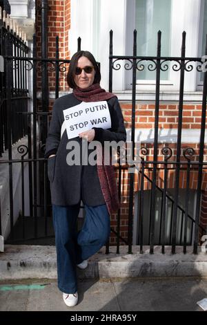 London, Großbritannien. 25.. Februar 2022. Eine Frau hält ein Schild vor der russischen Botschaft hoch, um gegen den jüngsten Angriff Russlands auf die Ukraine zu protestieren. Quelle: Kiki Streitberger/Alamy Live News Stockfoto