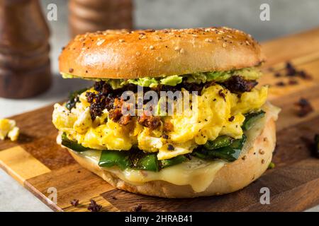 Hausgemachtes Frühstück Chorizo Egg Sandwich mit Käse und Paprika Stockfoto