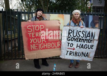 London, Großbritannien. 25.. Februar 2022. Claudia aus Polen und Elena aus Litauen halten Protestschilder vor der russischen Botschaft hoch und protestieren gegen den jüngsten Angriff Russlands auf die Ukraine.Quelle: Kiki Streitberger/Alamy Live News Quelle: Kiki Streitberger/Alamy Live News Stockfoto