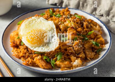 Hausgemachter Schweinebauch Kimchi Gebratener Reis mit grünen Zwiebeln Stockfoto