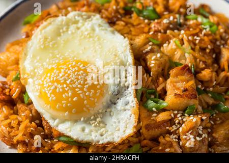 Hausgemachter Schweinebauch Kimchi Gebratener Reis mit grünen Zwiebeln Stockfoto