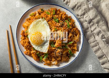 Hausgemachter Schweinebauch Kimchi Gebratener Reis mit grünen Zwiebeln Stockfoto