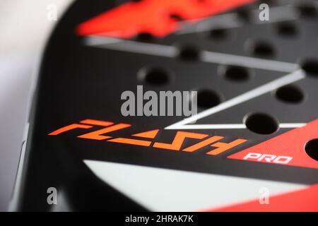 Ein Paddel-Tennisschläger der Marke Head. Head NV ist ein Hersteller von alpinen Skiern und Skischuhen sowie Tennisschlägern. Stockfoto