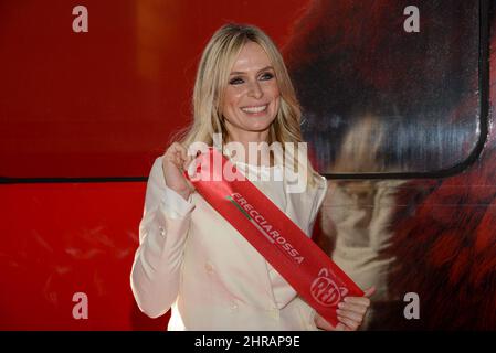 Rom, Italien. 25.. Februar 2022. Bahnhof Termini, Rom, Italien, 25. Februar 2022, Serena Autieri während der Präsentation des Frecciarossa-Zuges mit Grafiken, die dem Animationsfilm „Red“ von Disney und Pixar gewidmet sind - Quelle: Live Media Publishing Group/Alamy Live News Stockfoto