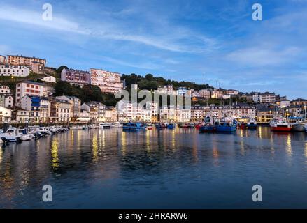 Luarca, Asturien, Reiseziel Spanien, Europa. Landschaft mit Angeln und Vergnügungshafen mit Booten, Hafen, Meer und Strand. Stockfoto