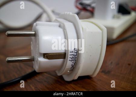 Europäischer Netzstecker Typ f mit britischem dreipoligem Stecker und Adapter Lanzarote, Kanarische Inseln, Spanien Stockfoto