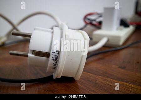 Europäischer Netzstecker Typ f mit britischem dreipoligem Stecker und Adapter Lanzarote, Kanarische Inseln, Spanien Stockfoto