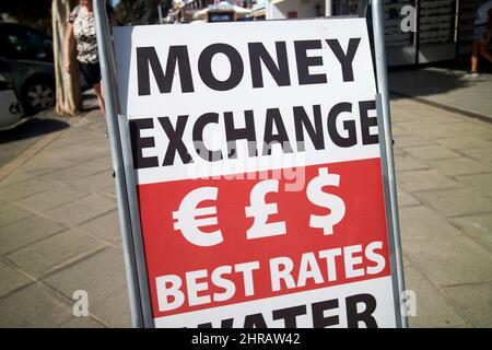 Geldwechselschild in englischer Sprache mit Euro und Dollar in einer Straße auf Lanzarote, Kanarische Inseln, Spanien Stockfoto
