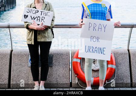 Hongkong, China. 25.. Februar 2022. Zwei ukrainische Frauen halten ein Schild und posiert für ein Foto. Nach dem Einmarsch russischer Truppen in das Land am Donnerstag sind weltweit Proteste zur Unterstützung der Ukraine ausgebrochen. (Bild: © Keith Tsuji/ZUMA Press Wire) Bild: ZUMA Press, Inc./Alamy Live News Stockfoto