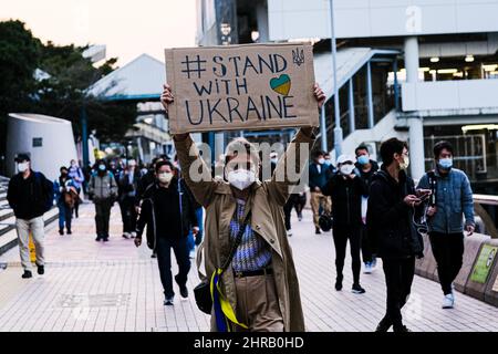 Hongkong, China. 25.. Februar 2022. Eine Ukrainerin hält ein Schild und geht auf der Straße. Nach dem Einmarsch russischer Truppen in das Land am Donnerstag sind weltweit Proteste zur Unterstützung der Ukraine ausgebrochen. (Bild: © Keith Tsuji/ZUMA Press Wire) Bild: ZUMA Press, Inc./Alamy Live News Stockfoto