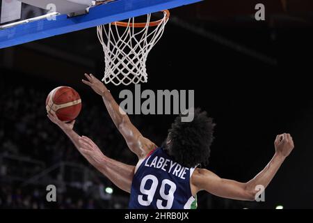 Dijon, Frankreich. 24.. Februar 2022. Louis LABEYRIE (99) aus Frankreich während der FIBA-Weltmeisterschaft 2023, europäische Qualifikationsspiele, 1.-rundes Gruppe-E-Basketballspiel zwischen Frankreich und Portugal am 24. Februar 2022 im Palais des Sports Jean-Michel Geoffroy in Dijon, Frankreich - Foto: Ann-dee Lamour/DPPI/LiveMedia Kredit: Unabhängige Fotoagentur/Alamy Live News Stockfoto