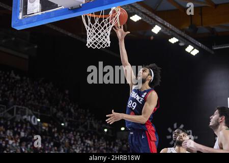 Dijon, Frankreich. 24.. Februar 2022. Louis LABEYRIE (99) aus Frankreich während der FIBA-Weltmeisterschaft 2023, europäische Qualifikationsspiele, 1.-rundes Gruppe-E-Basketballspiel zwischen Frankreich und Portugal am 24. Februar 2022 im Palais des Sports Jean-Michel Geoffroy in Dijon, Frankreich - Foto: Ann-dee Lamour/DPPI/LiveMedia Kredit: Unabhängige Fotoagentur/Alamy Live News Stockfoto