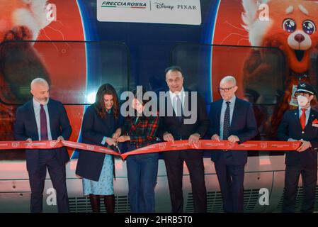 Bahnhof Termini, Rom, Italien, 25. Februar 2022, Von links nach rechts: Gioacchino Costa, Lindsey Collins, Pietro Diamantini, Davide Romani während der Präsentation des Frecciarossa-Zuges mit Grafiken zum Animationsfilm „Red“ von Disney und Pixar - News Stockfoto