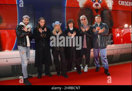 Bahnhof Termini, Rom, Italien, 25. Februar 2022, Von links nach rechts: Moonryde (Dario Ferracci), Michele Corvino (Frontmann von Karakaz), Cristina Musacchio, Baltimora (Edoardo Spinsante), Versailles (Luca Biscese), Shi Yang Shi während der Präsentation des Frecciarossa-Zuges mit Grafiken zum Animationsfilm „Rot“ von Disney und Pixar - News Stockfoto