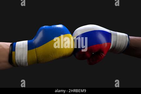 Konzept der Russland-Ukraine Krieg zwischen Russland und der Ukraine. 3D Illustration zwei Boxer kämpfen Russland und Ukraine Flagge Kampf Schläge. Stockfoto