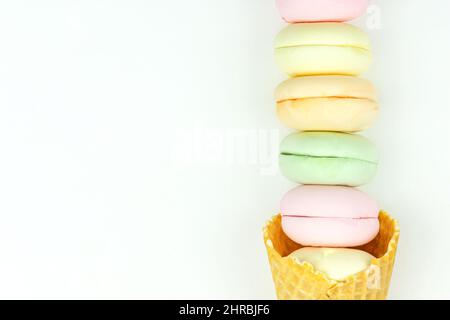Köstlich in Form eines mit Waffelkegel gefüllten Sumpfes sieht aus wie Makronen auf weißem Hintergrund Stockfoto