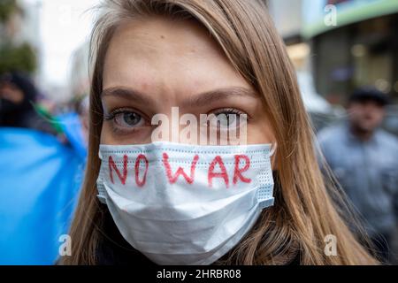 Istanbul, Türkei. 25.. Februar 2022. Am zweiten Tag der Proteste verurteilten ukrainische Bürger aus Istanbul die russische Intervention in der Ukraine mit Slogans und Transparenten. Die Demonstranten, die Banner und ukrainische Flaggen hielten, versammelten sich in der Istiklal-Straße und skandierten vor dem russischen Generalkonsulat in Istanbul, Türkei, Slogans gegen Russland und Putin. Die Demonstranten forderten ein Ende des Krieges. Türkische Bürger unterstützten den Protest ebenfalls. (Bild: © Tolga Ildun/ZUMA Press Wire) Stockfoto