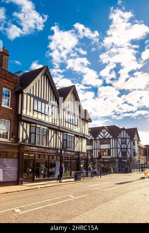 Imitierte Gebäude im Tudor-Stil an der Kreuzung von Bancroft und Harmitage Road in Hitchin, Hertfordshire, Großbritannien Stockfoto