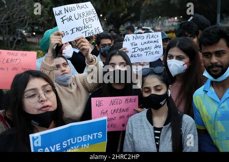 Neu-Delhi, Indien. 25.. Februar 2022. Familien und Freunde indischer Studenten, die in der Ukraine festsitzen, halten Plakate in der Hand und fordern die indische Regierung auf, die gestrandeten Studenten zu evakuieren. (Bild: © Karma Sonam Bhutia/ZUMA Press Wire) Stockfoto