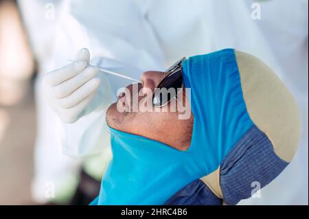 Mann, der einen COVID-19-Antigentest von einem Arzt durchführen lassen muss Stockfoto