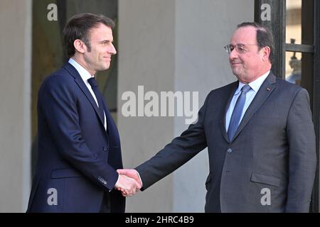 Paris, Frankreich. 25.. Februar 2022. Emmanuel Macron und Francois Hollande nach einem Treffen zum russischen Angriff in der Ukraine mit dem französischen Präsidenten im Elysee-Palast in Paris, Frankreich. (Foto von Lionel Urman/Sipa USA Credit: SIPA USA/Alamy Live News Stockfoto