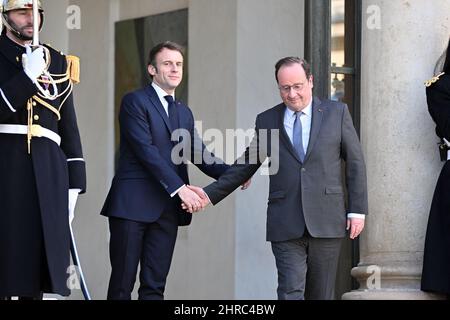 Paris, Frankreich. 25.. Februar 2022. Emmanuel Macron und Francois Hollande nach einem Treffen zum russischen Angriff in der Ukraine mit dem französischen Präsidenten im Elysee-Palast in Paris, Frankreich. (Foto von Lionel Urman/Sipa USA Credit: SIPA USA/Alamy Live News Stockfoto