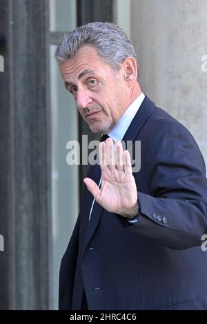 Paris, Frankreich. 25.. Februar 2022. Nicolas Sarkozy trifft sich am 25. Februar 2022 im Elysee-Palast in Paris zu einem Treffen gegen den russischen Angriff in der Ukraine mit dem französischen Präsidenten. (Foto: Lionel Urman/Sipa USA) Quelle: SIPA USA/Alamy Live News Stockfoto