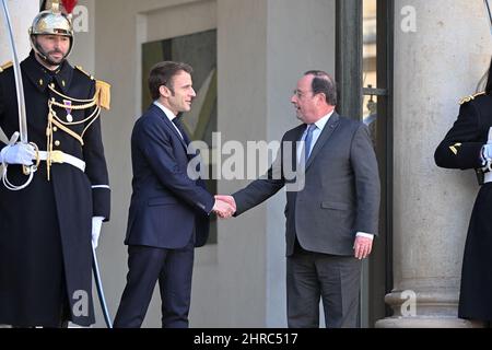 Paris, Frankreich. 25.. Februar 2022. Emmanuel Macron und Francois Hollande nach einem Treffen zum russischen Angriff in der Ukraine mit dem französischen Präsidenten im Elysee-Palast in Paris, Frankreich. (Foto von Lionel Urman/Sipa USA Credit: SIPA USA/Alamy Live News Stockfoto