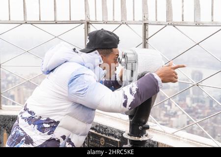 New York, USA. 25.. Februar 2022. Jabari Banks, Star der neuen Serie Bel-Air von Pfau, besucht am 25. Februar 2022 das Empire State Building und die Sternwarte in New York. (Foto von Lev Radin/Sipa USA) Quelle: SIPA USA/Alamy Live News Stockfoto