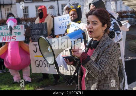 London, Großbritannien, 25.. Februar 2022. Ein NHS SOS-Organisator spricht bei einer Kundgebung zur Unterstützung streikender Sicherheitskräfte bei einem sechswöchigen Streik der UVW im Great Ormond Street Hospital; ihr Protest wird morgen auch die GOSHISCHEN Streikenden unterstützen. Eine Unterlassungsverfügung bedeutet, dass dies die am nächsten gelegene Möglichkeit ist, eine Kundgebung abzuhalten, die über 200 Meter vom Haupteingang des Krankenhauses entfernt liegt, da die UVW keine Mittel hatte, um den Fall zu bekämpfen. Die größtenteils schwarzen und migrantischen Arbeiter werden ausgelagert und fordern ähnliche Krankengeld-, Überstundenvergütungen und andere Bedingungen wie die größtenteils weißen Arbeiter, die direkt von GOSH beschäftigt sind. Der Streik kam als Auftragnehmer und hospit Stockfoto