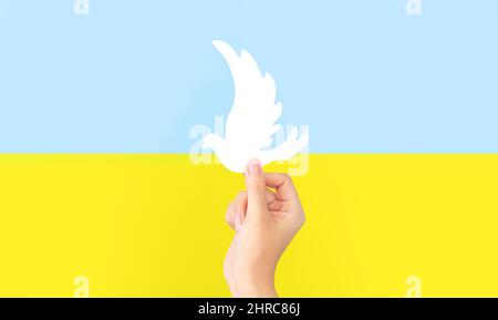 Symbol des Friedens in der Ukraine und ukrainische Flagge. Stop war Concept Stockfoto