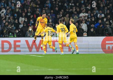 Neapel, Italien. 24.. Februar 2022. Pierre-Emerick Aubameyang (25) der FC Barcelona feiert, nachdem er während des Spiels zwischen Neapel und Barcelona am 24. Februar 2022 ein Tor erzielt hat.Quelle: Independent Photo Agency/Alamy Live News Stockfoto