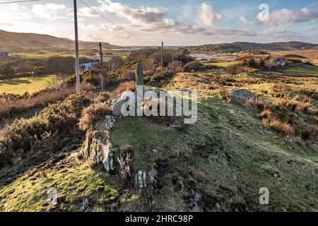 Luftaufnahme eines stehenden Steins in Glencolumbkille in der Grafschaft Donegal, Republik Irleand. Stockfoto