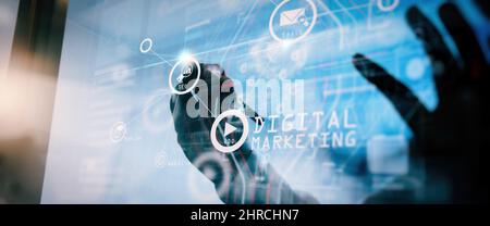 Digitales Marketing Medien (Website, E-Mail, Social Network, SEO, Video, Mobile App) in virtuellen Globus Form Diagramm. Wellen des blauen Lichtes und Geschäftsmann Stockfoto