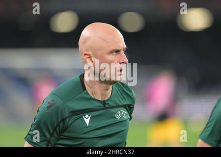 Neapel, Italien. 24.. Februar 2022. Der Schiedsrichter Sergei Karasev während des Spiels zwischen Napoli und Barcelona am 24. Februar 2022 Quelle: Independent Photo Agency/Alamy Live News Stockfoto